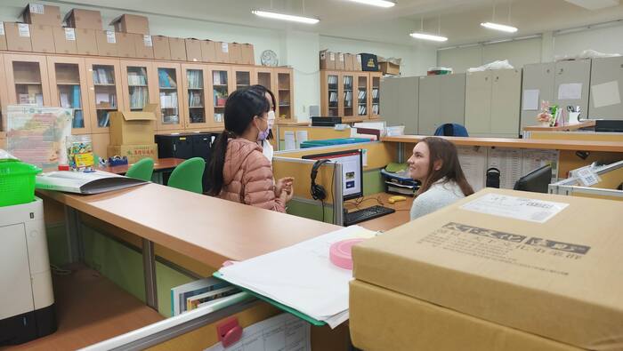 學生與國際志工交流
